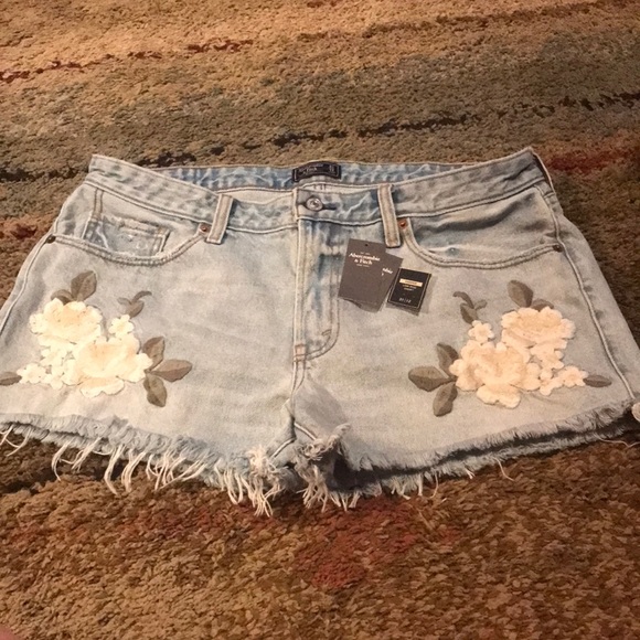 Abercrombie & Fitch Pants - Abercrombie & Fitch Harper low rise short so 31
